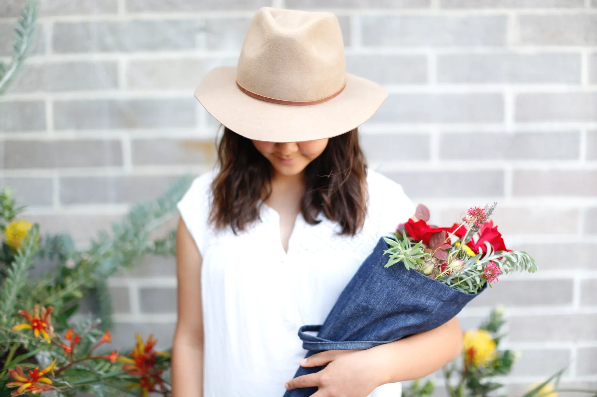 Aplat Jardin tote in denim carrying fresh flowers